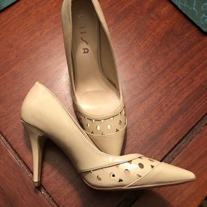 Nude pumps